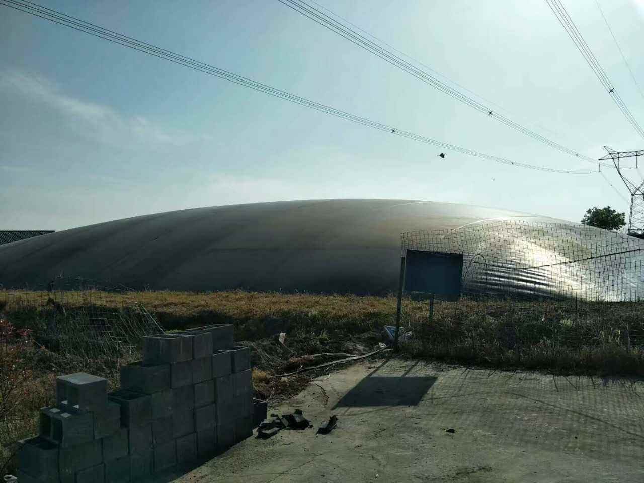 修筑完工的外圍堰鋪設土工膜表面一定要加寬嗎？