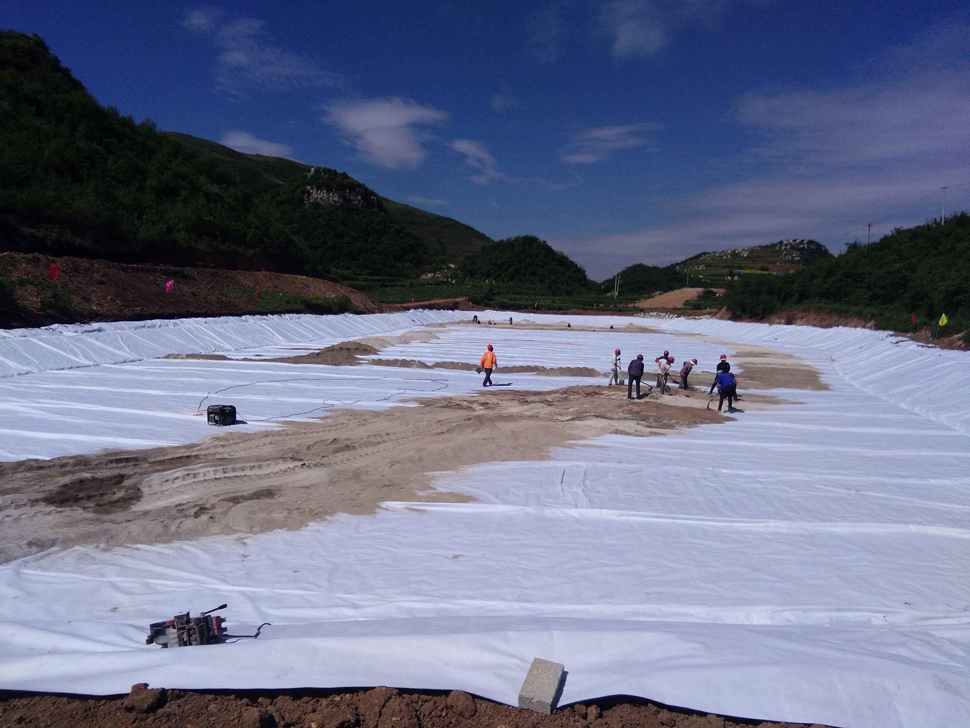 山谷型垃圾填埋場防滲土工膜規(guī)格應(yīng)如何設(shè)計(jì)？